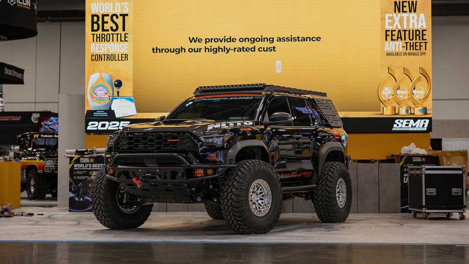 متوقفة في كشك Pedal Commander® في معرض SEMA لعام 2025: سيارة 4Runner طويلة المدى